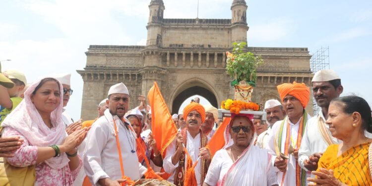 टाळ मृदुगाच्या गजरात संत रोहिदास दिंडी क्र २४ चे पंढरपूरकडे प्रस्थान..